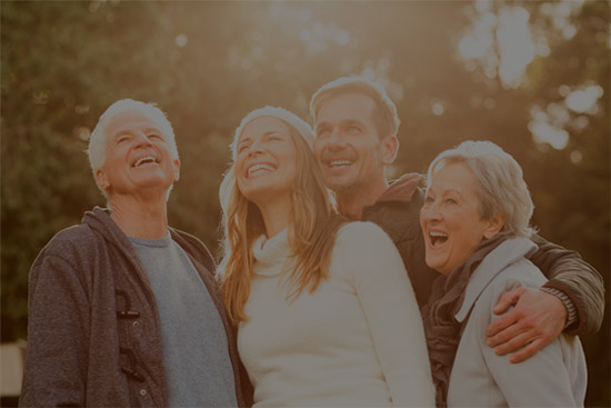 Família com avós ao ar livre sorrindo